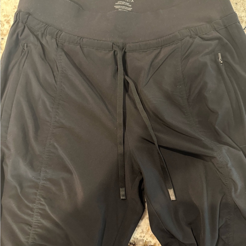 *GENTLY WORN* Women's Athleta Size 10P Attitude Mid Rise Jogger - Picture 4 of 7